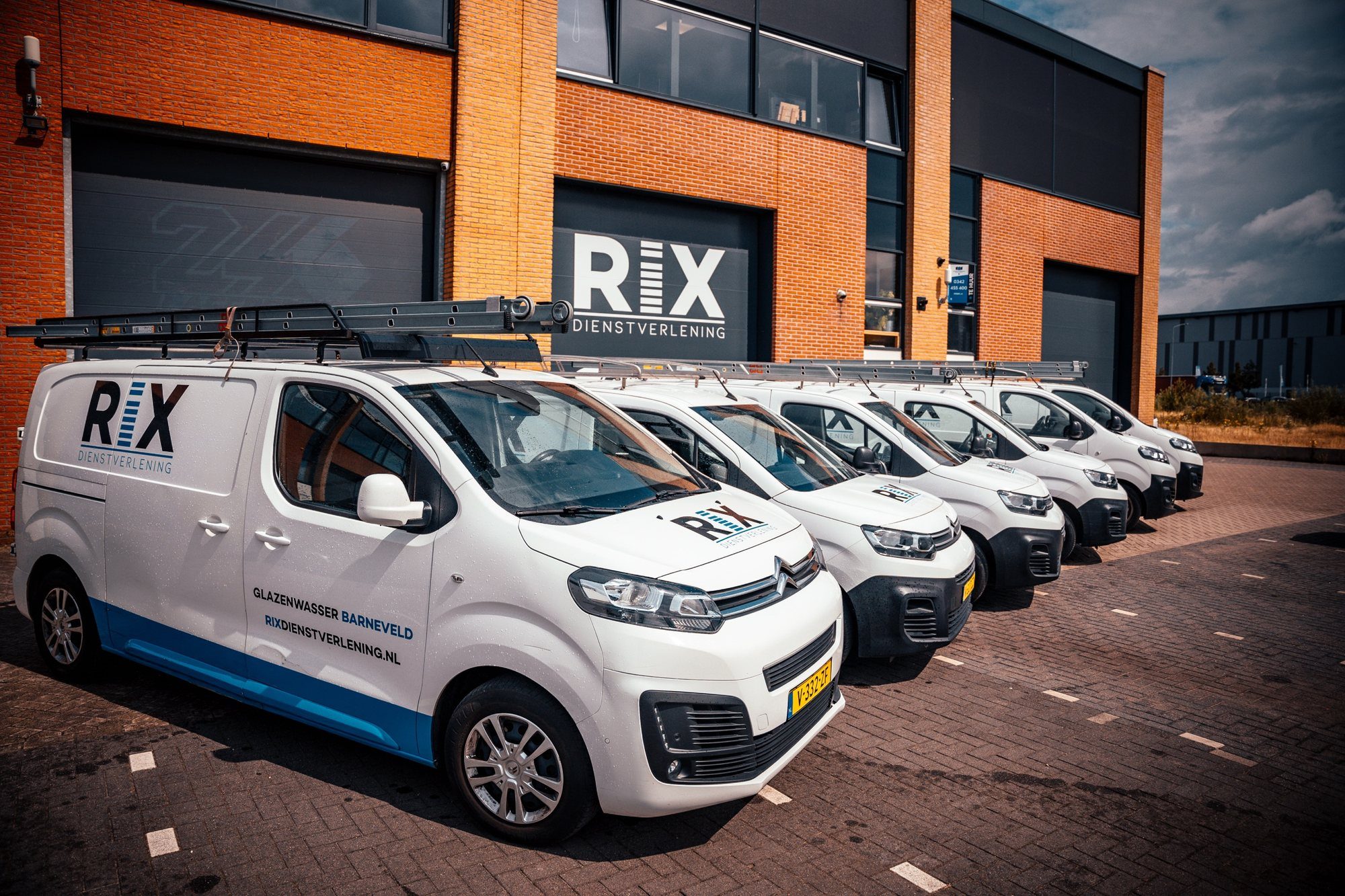 RIX-busjes voor het pand aan de Hanzeweg in Barneveld